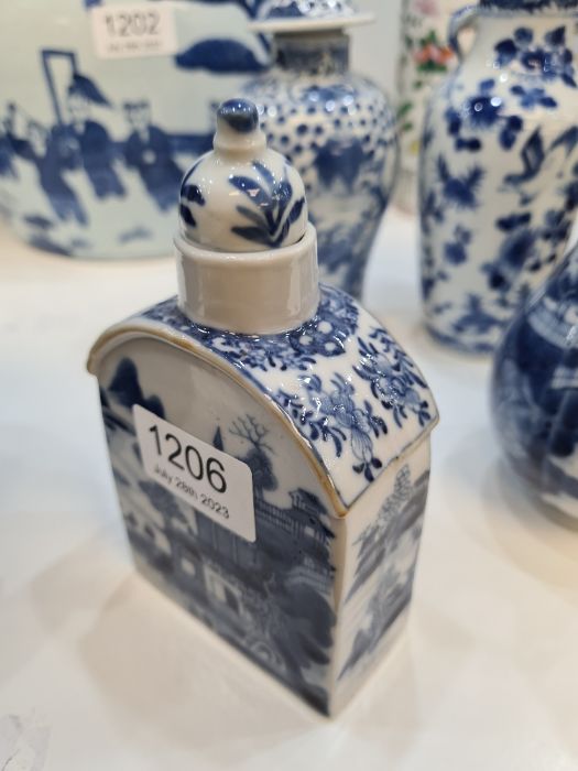 Two small Chinese blue and white vases and two Chinese export blue and white items - Image 12 of 21