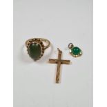 9ct yellow gold dressing set with oval green hardstone, rubover set with twisted frame, size N, yell