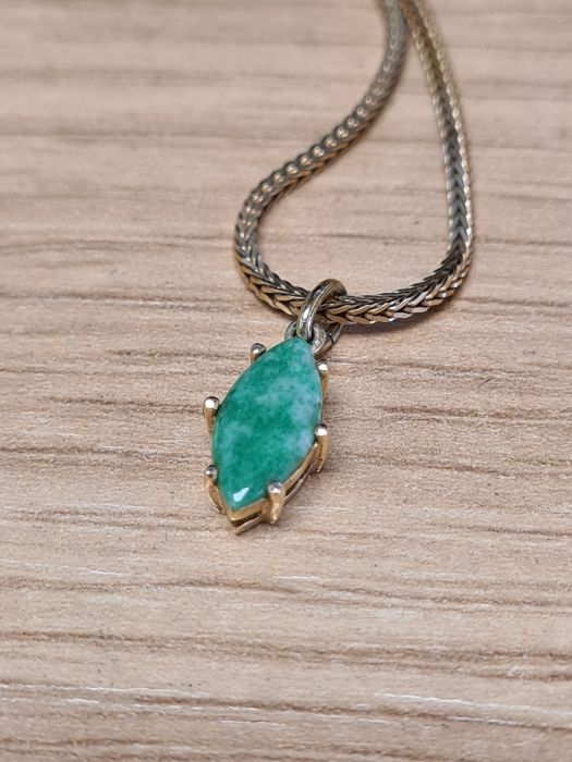 14K yellow gold herringbone design neck chain, hung with a marquise shaped pendant aet with jade, ma - Image 2 of 3
