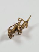 Antique 9ct yellow gold brooch in the form of two dachshunds marked 9ct, 1.58g approx, 3cm approx