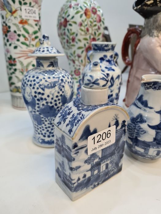 Two small Chinese blue and white vases and two Chinese export blue and white items - Image 3 of 21