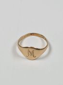 15ct yellow gold signet ring, with oval panel inscribed with initials 'M' size K, 1.4g approx