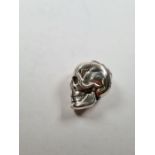 WITHDRAWN A silver novelty vesta in the form of a skull, with a hinged jaw detail.