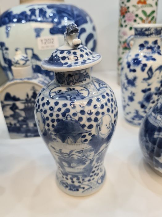 Two small Chinese blue and white vases and two Chinese export blue and white items - Image 16 of 21