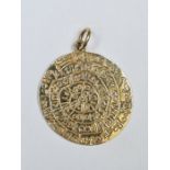14K yellow gold circular pendant with Egyptian hieroglyphic design, marked 585, 2cm, approx 4.44g