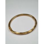 9ct yellow gold hinged bangle with twisted top, marked 375, 6cm diameter, maker LW, approx 4.88g