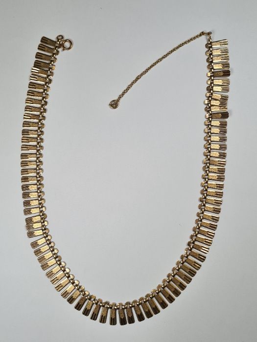 9ct gold fringe necklace, comprising rectangular textured panels, approx 40cm, with safety chain, ma - Image 5 of 8