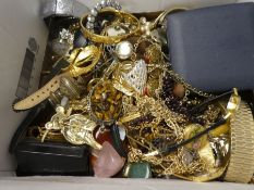 Box of mixed costume jewellery incl. watches, brooches etc