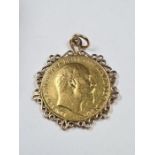 9ct gold mounted double Sovereign dated 1902 pendant, Edward VII and George and the Dragon, in decor