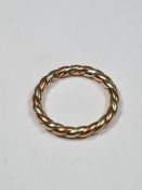 9ct two tone twisted effect wedding band, size K, marked 375, approx 2.72g