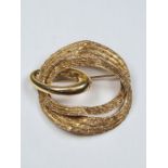 9ct yellow gold brooch comprising 3 interlocking oval textured panels marked 375, 4cm width, 6.86g
