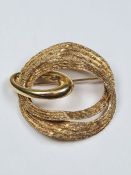 9ct yellow gold brooch comprising 3 interlocking oval textured panels marked 375, 4cm width, 6.86g