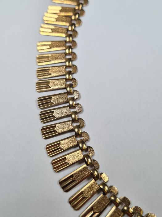 9ct gold fringe necklace, comprising rectangular textured panels, approx 40cm, with safety chain, ma - Image 3 of 8