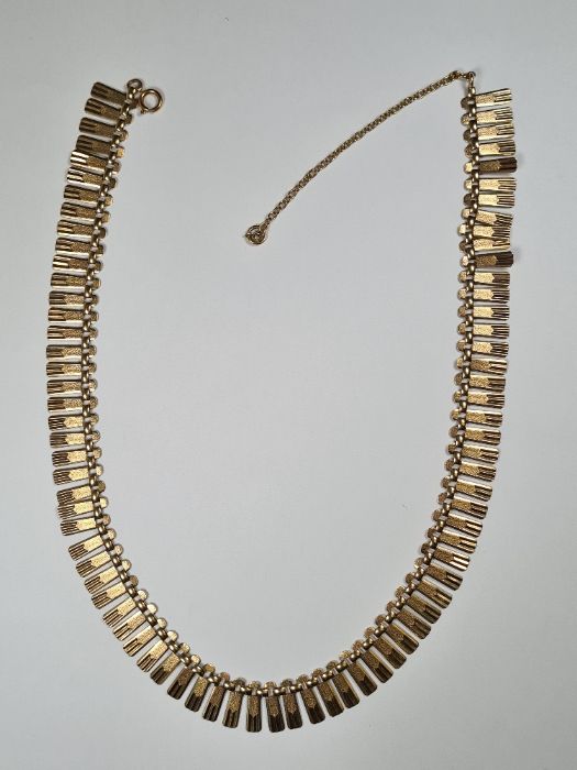 9ct gold fringe necklace, comprising rectangular textured panels, approx 40cm, with safety chain, ma