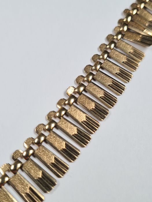 9ct gold fringe necklace, comprising rectangular textured panels, approx 40cm, with safety chain, ma - Image 2 of 8