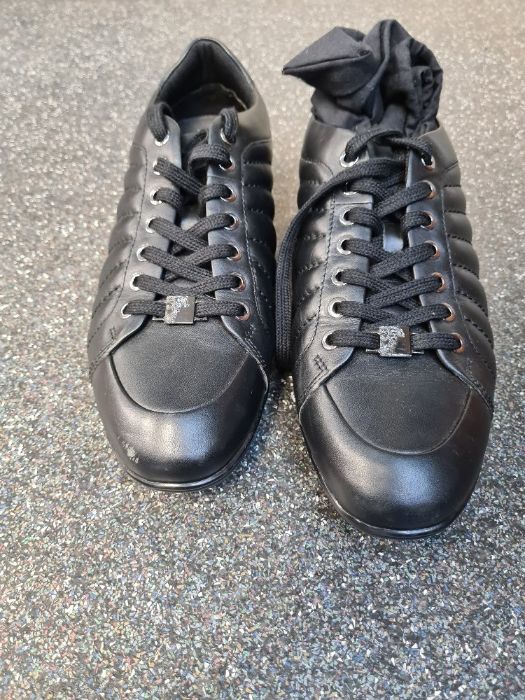 Men's Black Versace Trainers in black leather with metal eyelets, size 41.  These are lace up black - Image 6 of 6