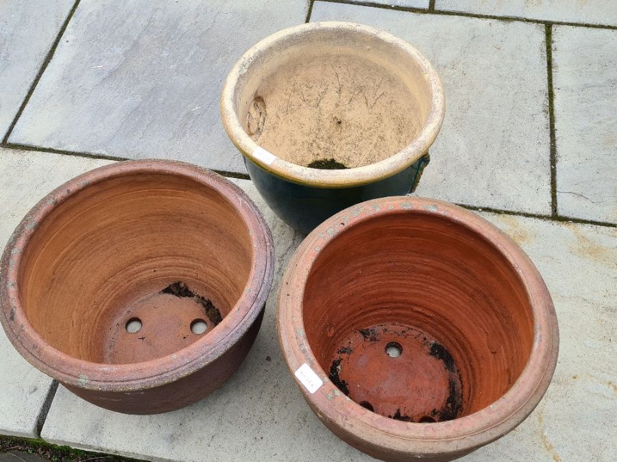 A pair of garden pots and one other - Image 2 of 4