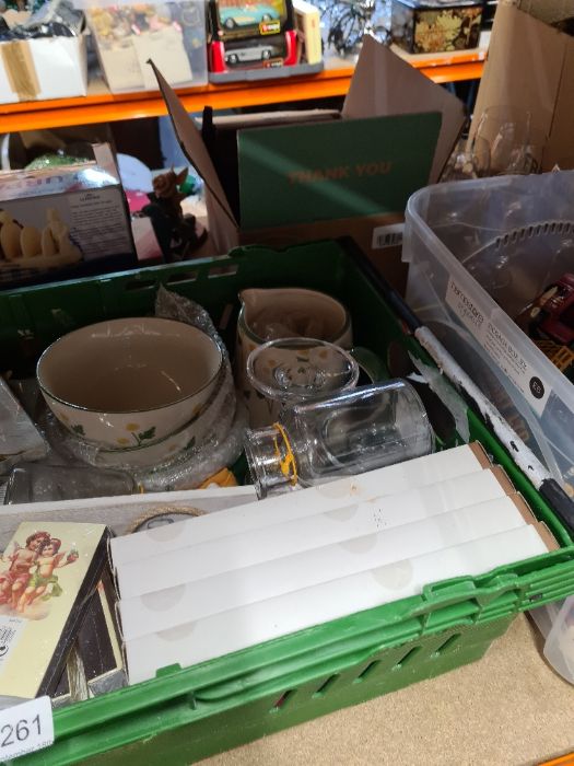 A crate of mixed new goods including napkins, bowls, glassware, china, etc - Image 2 of 4