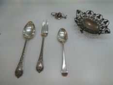 A decorative fork and spoon set having decorative embossed design in relief. Hallmarked Sheffield 18