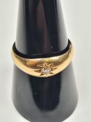 18ct yellow gold ring with single starburst set diamond, size R, marked 18, Birmingham, 3.82g approx
