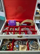 Cream jewellery box containing costume jewellery including silver chain, vintage brooches, cufflinks