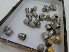 A miniature scent and a large quantity of silver thimbles having hallmarks and designs. 4.53 ozt tot