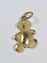 18ct yellow gold teddy bear pendant, with diamond chip eyes, marked 750, approx 2.58g
