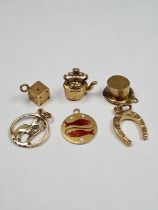 Three 9ct gold charms, a horseshoe, top hat, and kettle, all marked 375, 2.89g approx. A 10K gold pe