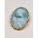18ct yellow gold mounted blue Cameo brooch/pendant, with twisted frame green/blue hardstone, marked