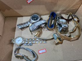 A quantity of mixed modern and vintage watches. Gents and ladies examples