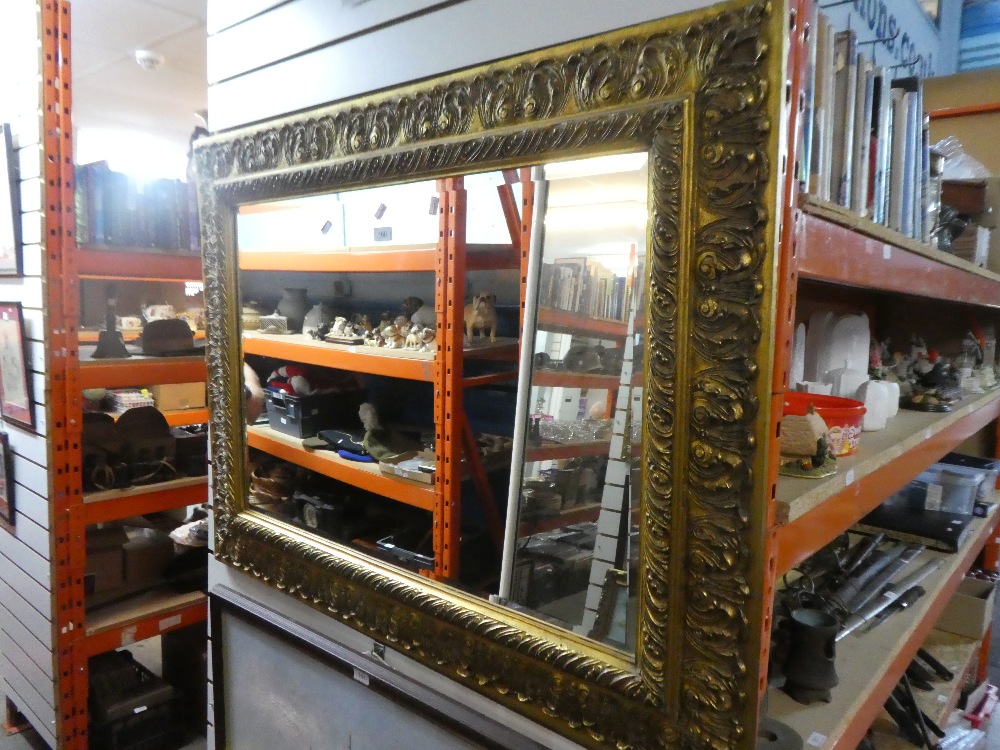 A reproduction gilt framed mirror, having bevelled glass - Image 8 of 9