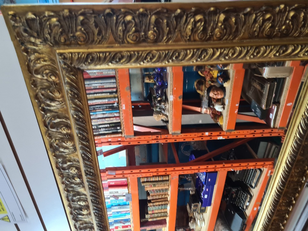 A reproduction gilt framed mirror, having bevelled glass - Image 3 of 9