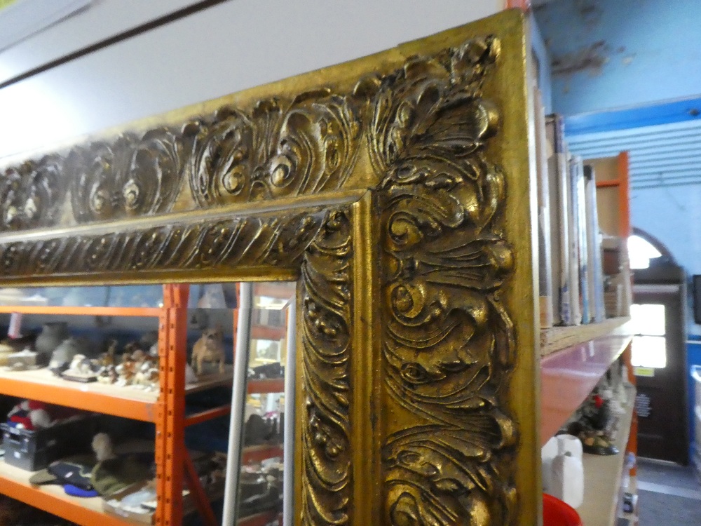 A reproduction gilt framed mirror, having bevelled glass - Image 9 of 9