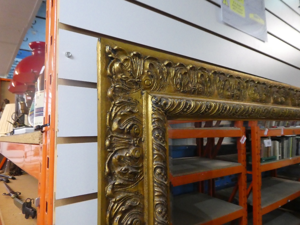 A reproduction gilt framed mirror, having bevelled glass - Image 6 of 9