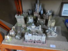A quantity of Lilliput Lane models, including Buckingham Palace and St Pauls