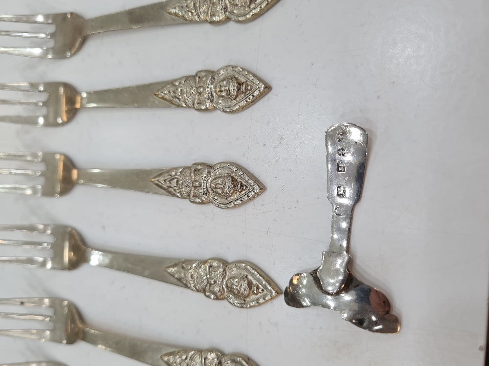 A set of six small forks having embossed, decorative handle. Stamped Thailand Silver. 2.76ozt approx - Image 3 of 4