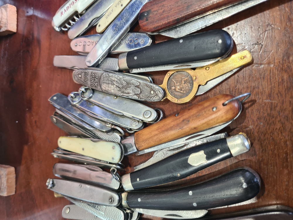 A collection of vintage penknives, including some advertising examples in a small 6 drawer chest - Image 4 of 5