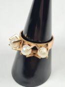 Unusual Finnish 14ct yellow gold dress ring set with 3 perls in tapered claw mounts, marked 585, siz