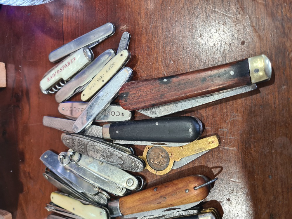 A collection of vintage penknives, including some advertising examples in a small 6 drawer chest - Image 5 of 5