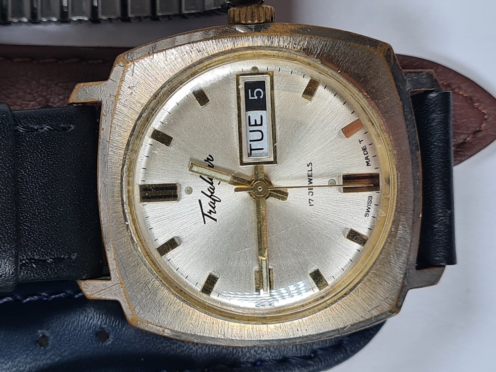 A quantity of vintage watches (8). To include makes such as Chancellor deluxe, Consul, Mortima, Traf - Image 7 of 9