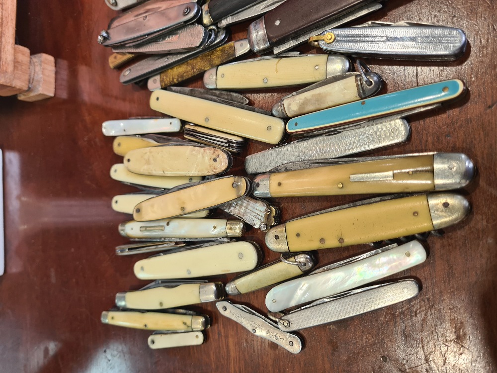 A collection of vintage penknives, including some advertising examples in a small 6 drawer chest - Image 2 of 5