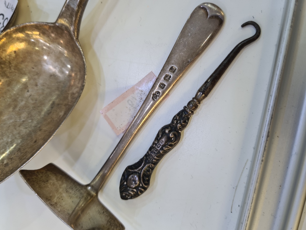 A pair of Georgian silver dessert spoons having very clear hallmarks; London 1821, Solomon Royes. Wi - Image 2 of 5