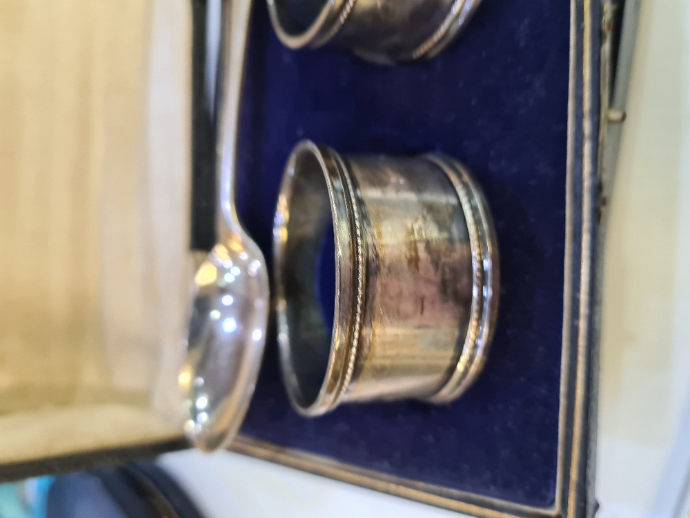 A cased pair of silver napkin rings by G E Walton and Co Ltd. Having beaded borders. Birmingham 1918 - Image 2 of 7