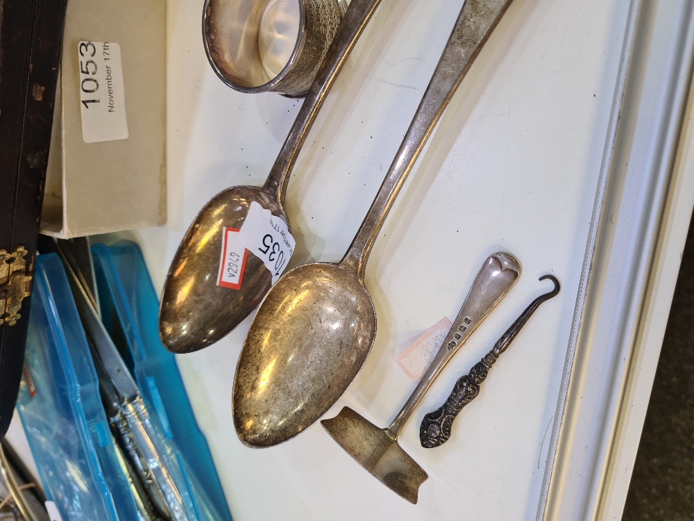 A pair of Georgian silver dessert spoons having very clear hallmarks; London 1821, Solomon Royes. Wi - Image 5 of 5