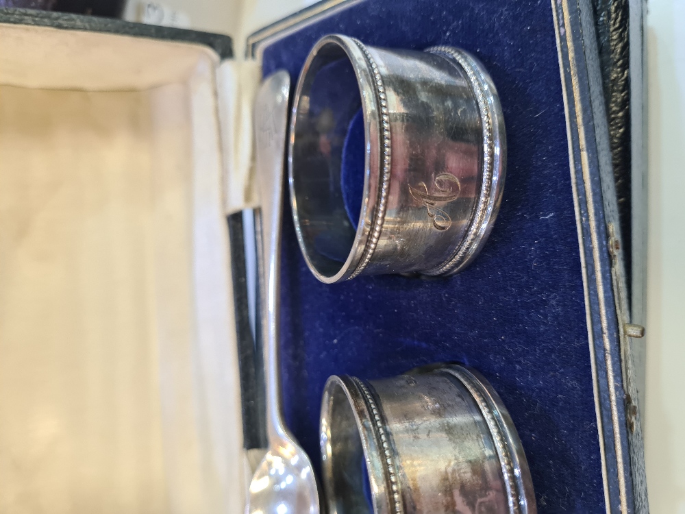 A cased pair of silver napkin rings by G E Walton and Co Ltd. Having beaded borders. Birmingham 1918 - Image 5 of 7