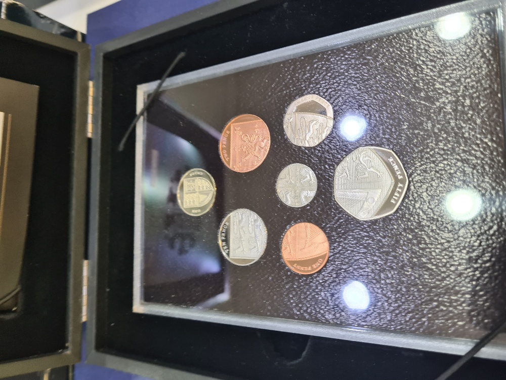 Royal Mint UK 2007 Executive Proof Set, 2008 Shield of Arms Proof Collection and quantity of loose c - Image 8 of 28