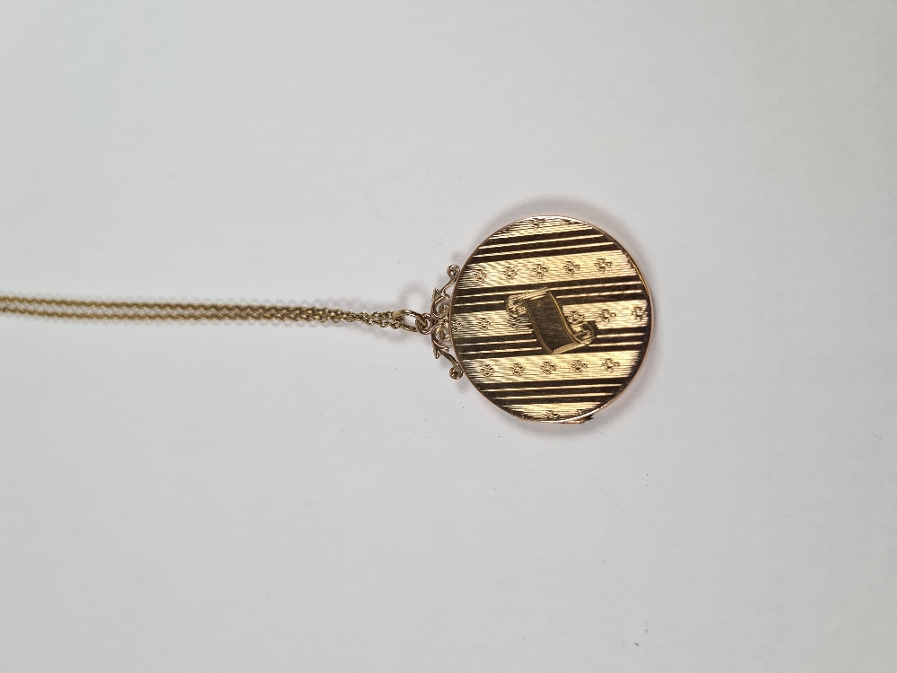 Fine 9ct yellow gold neckchain, hung with a circular locket marked 375, with scroll cartouche, marke