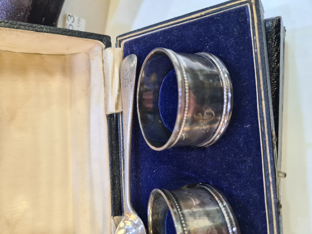 A cased pair of silver napkin rings by G E Walton and Co Ltd. Having beaded borders. Birmingham 1918 - Image 3 of 7