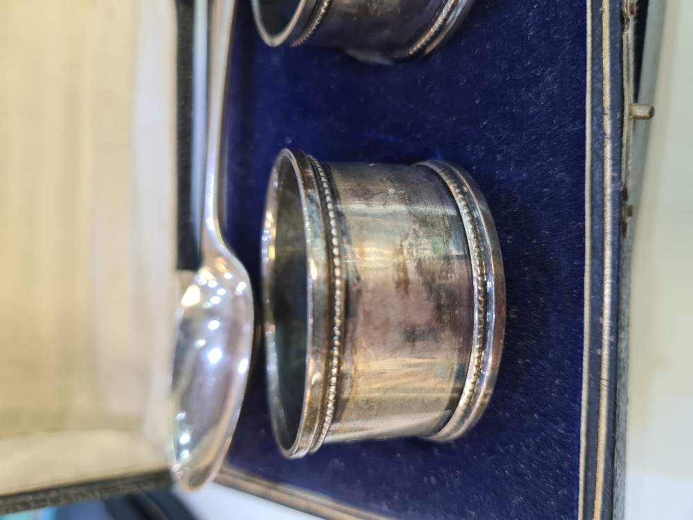 A cased pair of silver napkin rings by G E Walton and Co Ltd. Having beaded borders. Birmingham 1918 - Image 4 of 7