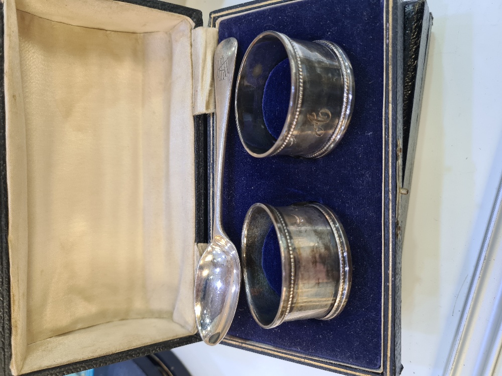 A cased pair of silver napkin rings by G E Walton and Co Ltd. Having beaded borders. Birmingham 1918